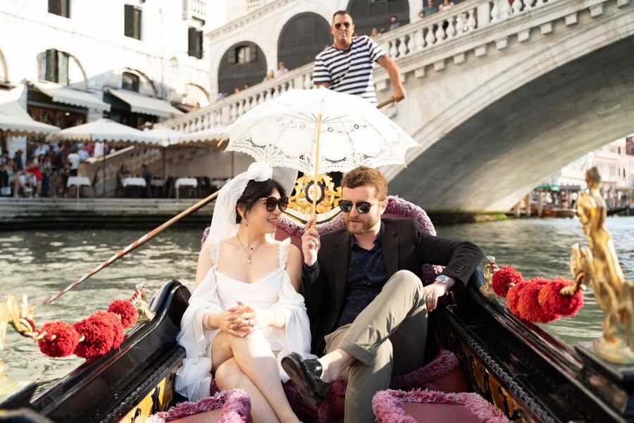 Professional Photoshoot in Venice - How the Photographer Turns You Into a Confident Subject