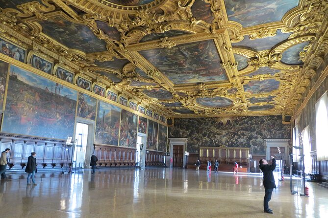 Public tour: Doge's Palace with St. Mark's Basilica & Gondolas - Who should book this tour, and who should skip it
