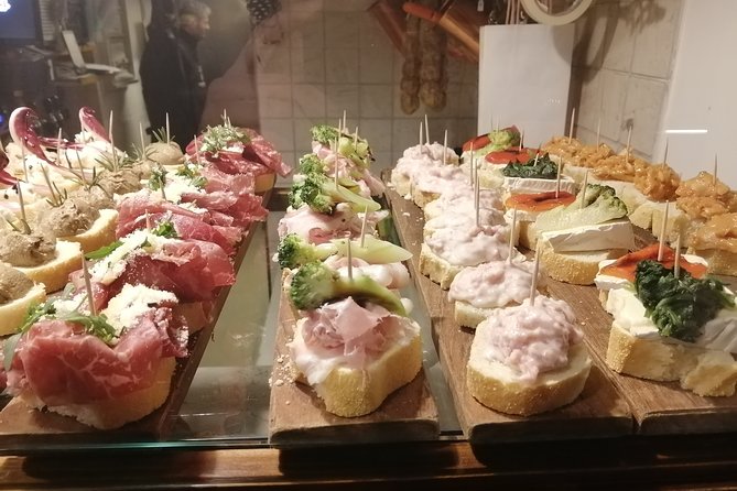 Rialto Farmers & Fish Market Food Tour in Venice with Wine Tasting & Sightseeing - Crossing Bridges and Narrow Streets Like a Local