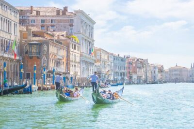 Romantic Venice: 30 Minute Gondola Ride with Serenade