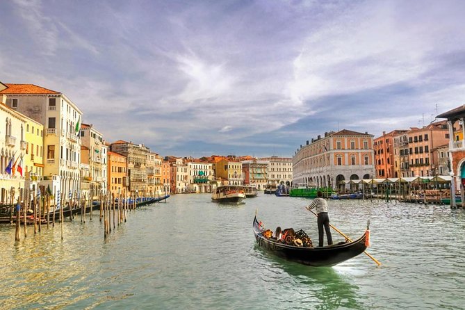 Romantic Venice: 30 Minute Gondola Ride with Serenade - The serenade: where the singer actually is