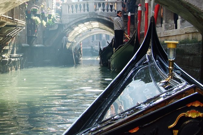 Romantic Venice: 30 Minute Gondola Ride with Serenade - Gondolier behavior and onboard mood