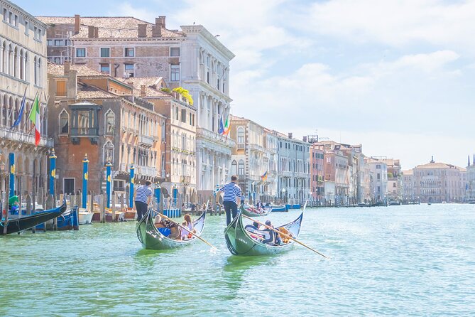 Romantic Venice: 30 Minute Gondola Ride with Serenade - Shared gondola seating: what “romantic” means here