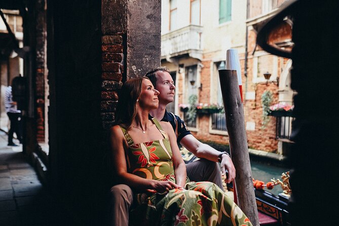 Romantic Venice: photo shoot with local photographer - Ponte dei Sospiri: romance plus drama, handled in one quick stop