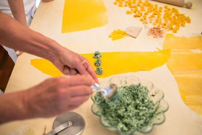 Small Group Pasta and Tiramisu Class at Local's Home in Venice - Inside the class: how the evening usually flows