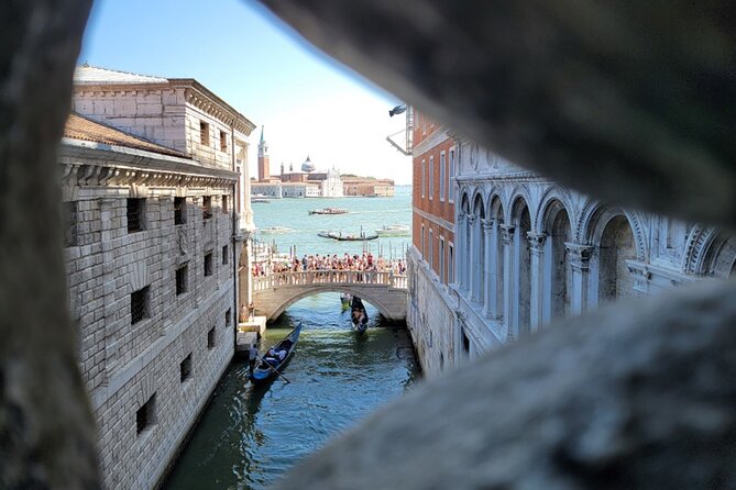 St Mark's, Doge's Palace, with Murano and Burano & Gondola Ride - The gondola ride: 30 minutes, up to 5 people, and a good timing trick