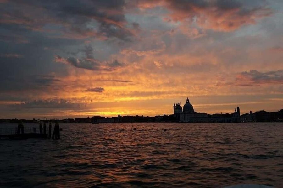 Sunset Venetian lagoon with prosecco - Where you start: Al Chioschetto and the easiest kind of meeting point