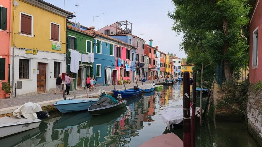 The gems of the lagoon. Torcello Burano Murano - Murano’s glass street: watching masters work in a real workshop