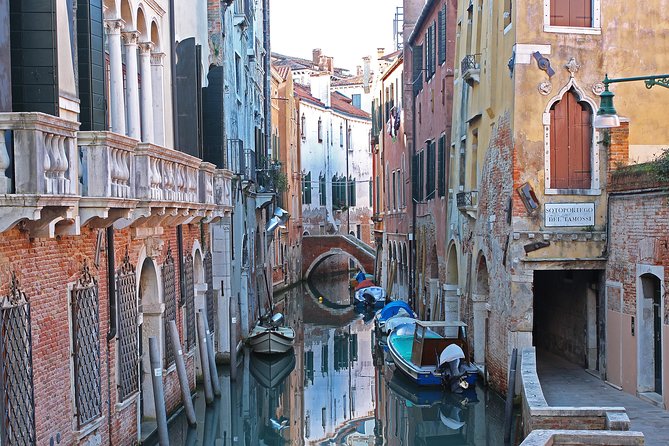 Tour of The Real Hidden Venice - The Rialto approach: seeing the bridge before you hit the crowds