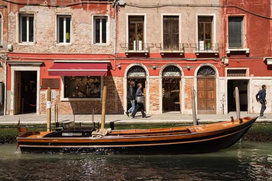 travel through time in Murano with a historic Venetian boat - How Private Time Helps on Emotional Moments
