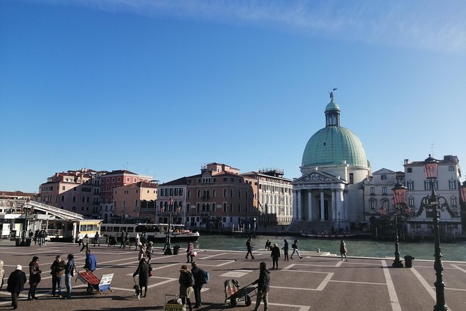 Venetian Cicchetti Street Food and Sightseeing Walking Tour - Stop rhythm: how the walk and tastings usually feel in practice