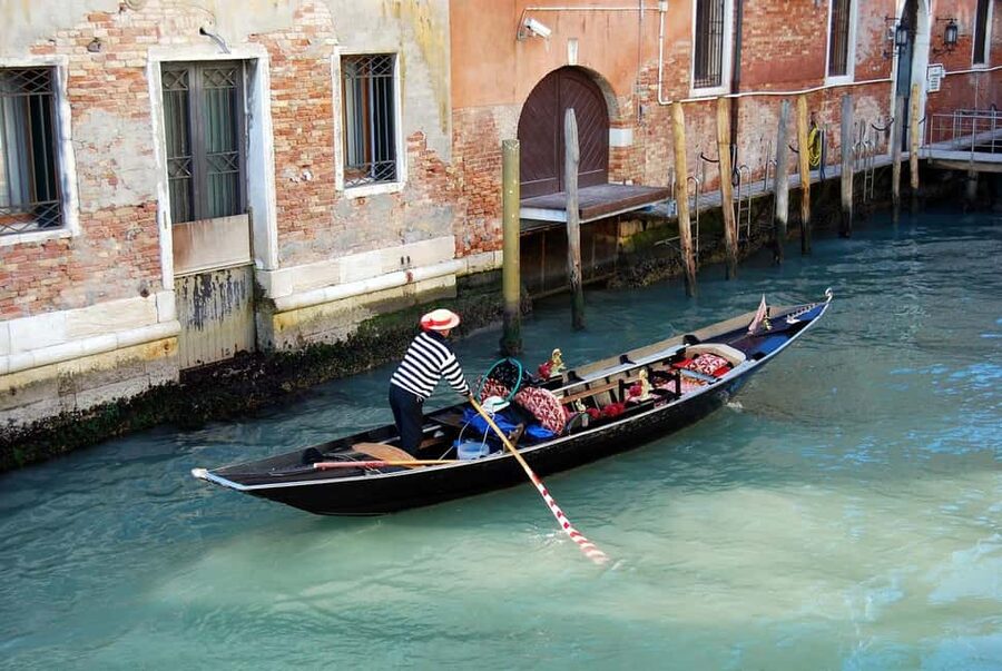Venetian Private Sandolo tour - Why a Sandolo feels more Venetian than a gondola-style performance