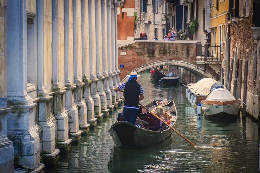 Venetian Private Sandolo tour - Boarding the Sandolo: what makes this boat different on the water