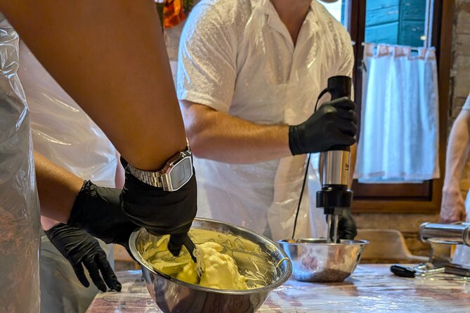 Venetian Secrets 3 course Cooking Class and Unlimited Prosecco - Instructors and small-group attention: what max 15 really changes