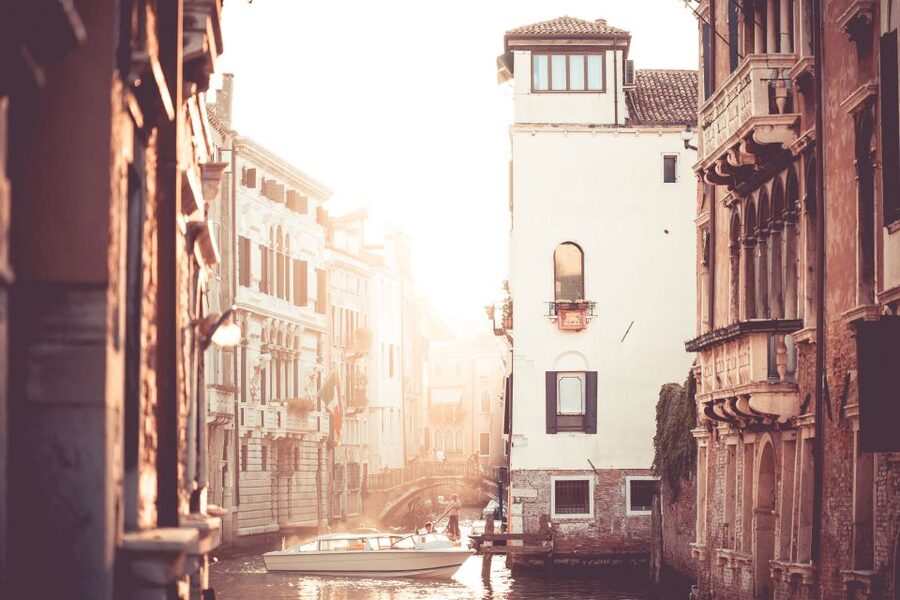 Venice: 1.5-Hour Wandering Around the City - Guide style can vary, and that affects your experience