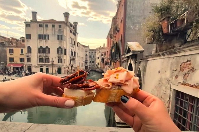 Venice 10 bites Cicchetti with Wine - Ponte di Rialto: free views plus the bridge stories