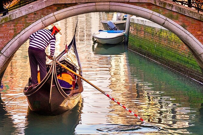 Venice: 2 Hours Morning Walk Tour with Gondola Glide - The walking route: where the guide helps you see Venice faster