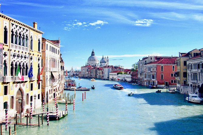 Venice: 30 min private Gondola Ride with Guide - Side canals, palaces, and when the boat turns into a viewpoint