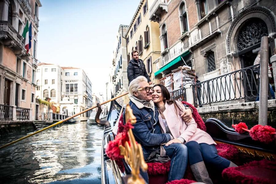 Venice: 30 minutes Enchanting Gondola Ride - Rio San Luca and the “bridge-to-bridge” feel