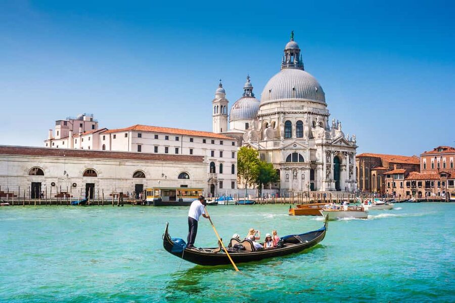 Venice: 30 minutes Enchanting Gondola Ride - The first canal stretch: lagoon sway, quiet corners, real Venice speed