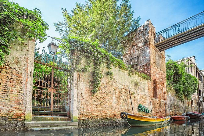 Venice: 60' Quick Kayak Tour with guide - Narrow Channels, Gondola Traffic, and the Wet Reality