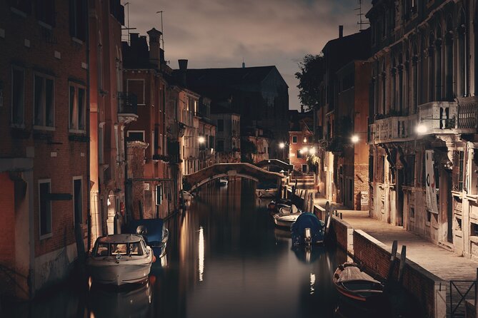Venice at Sunset: Crimes, Legends and Mysteries - Ponte di Rialto, the landmark moment that also serves the story