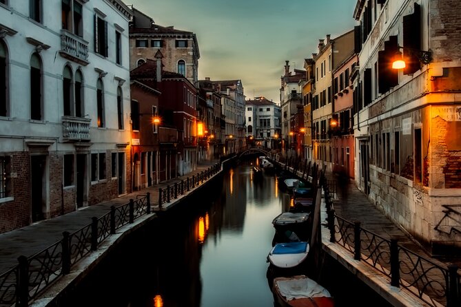 Venice at Sunset: Crimes, Legends and Mysteries - Corte Seconda del Milion, small space, heavy mood