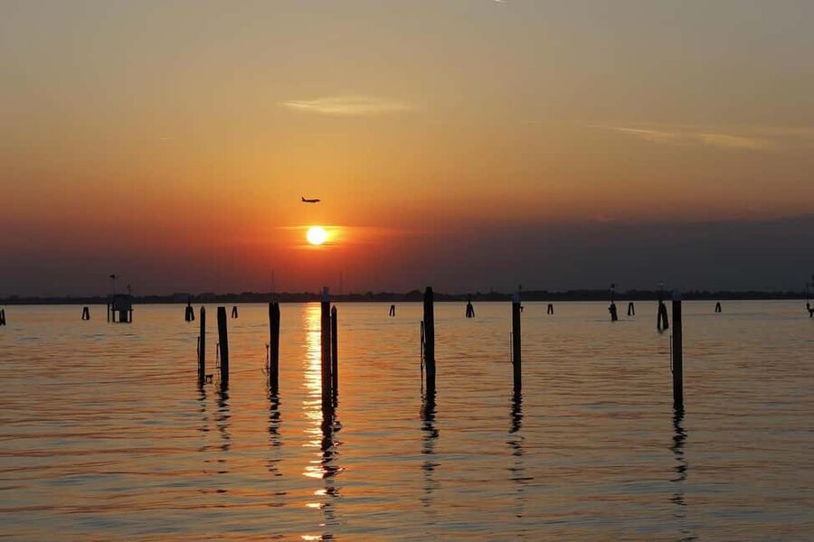Venice at sunset: tour in a historic 1955 bragozzo with an aperitif - The aperitif onboard, prosecco and cicchetti in the right setting