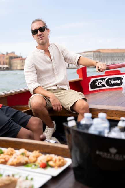 Venice at sunset: tour in a historic 1955 bragozzo with an aperitif - From Zattere into the Giudecca Canal, with San Marco from the sea