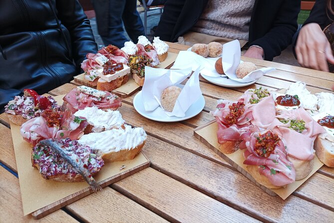 Venice Bacaro Food Tour: Eat and Drink like a Venetian - Stop 2: Calle de la Testa, your first cicchetti and ombra