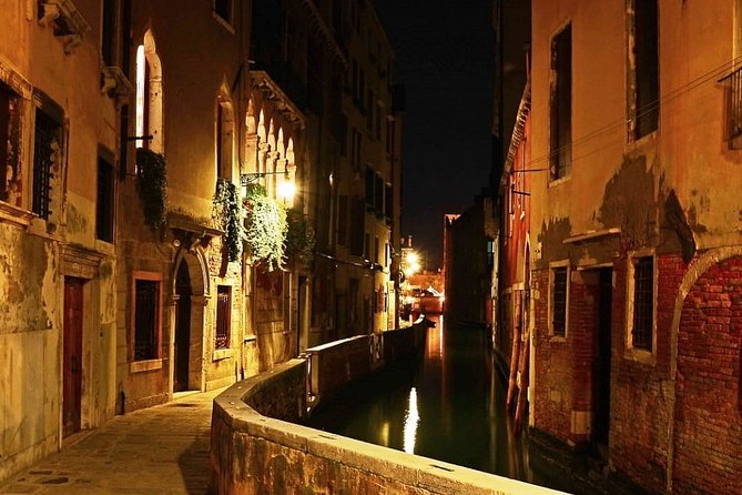 Venice by Night: Highlights & Hidden Gems Tour - Why nighttime Venice works better in 90 minutes