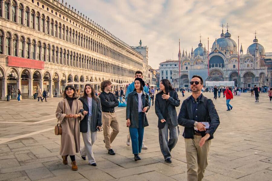 Venice: Byzantine Tour and Skip-the-Line St Mark's Basilica - Optional classic gondola ride, and how to choose