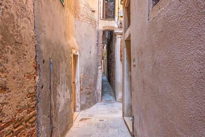 Venice Cannaregio Scavenger Hunt and Sights Self-Guided Tour - Campo dei Mori revisited in spirit: how the game makes you notice calle
