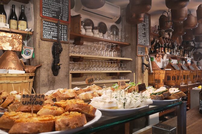 Venice Cicchetti, Spritz and Wine Tour with a Local Guide - Entering Through Porta del Ghetto, then heading to Cannaregio