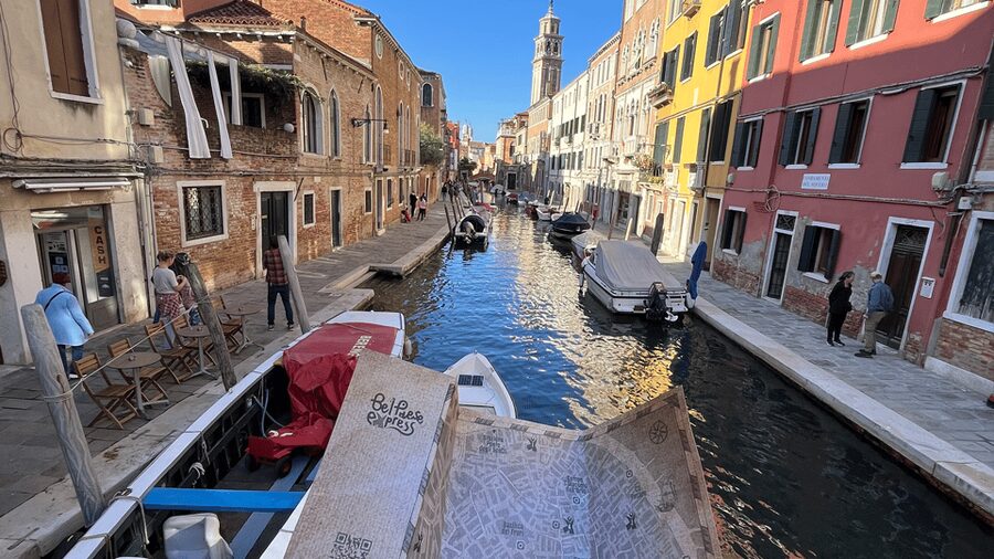 Venice City Escape: "The beggar and the cloak" - Venice by Chat, Not by Tour Group