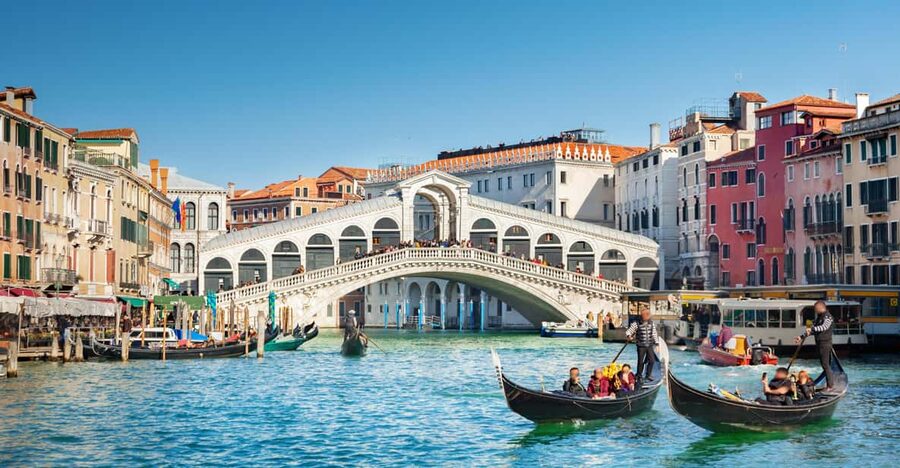Venice City Walking Tour with an APP - Madonna dell’Orto and Campo di Ghetto Nuovo: the day’s most meaningful shift