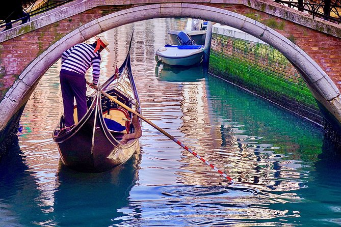 Venice: Classic 30-Minute Gondola Ride Through the Canals - Comfort, crowding, and what a shared gondola does to the romance