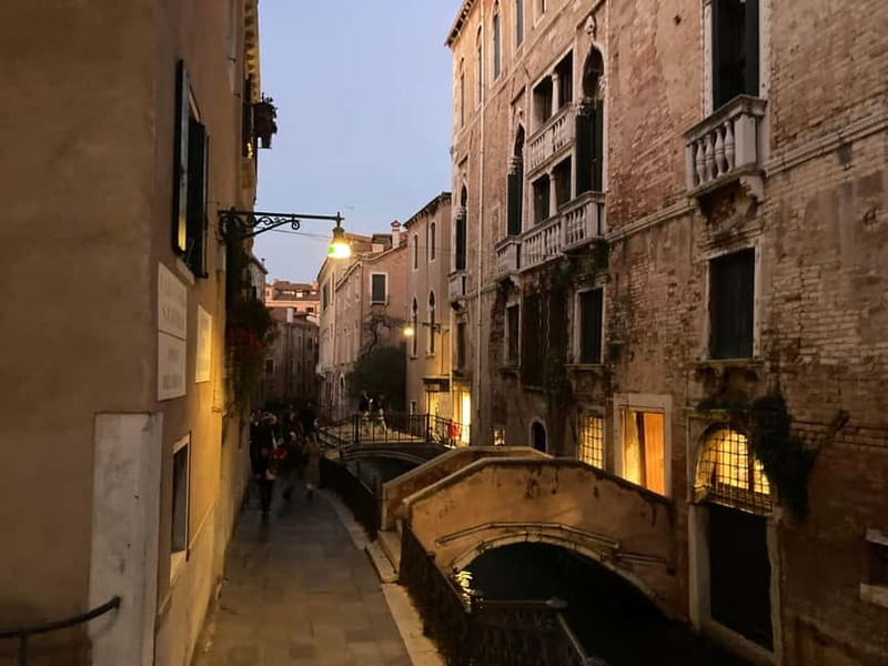 Venice: Crimes, Legends, and Mysteries Sunset Tour - Getting oriented fast: Campo San Polo to Campo San Silvestro