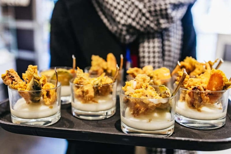 Venice: Eat Like a Local Food Tour with Wine & Spritz - The Grand Canal moment: crossing by traghetto