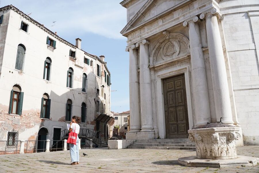 Venice: Eat Like a Local Food Tour with Wine & Spritz - Bacari and cicchetti stops: how the tastings actually work