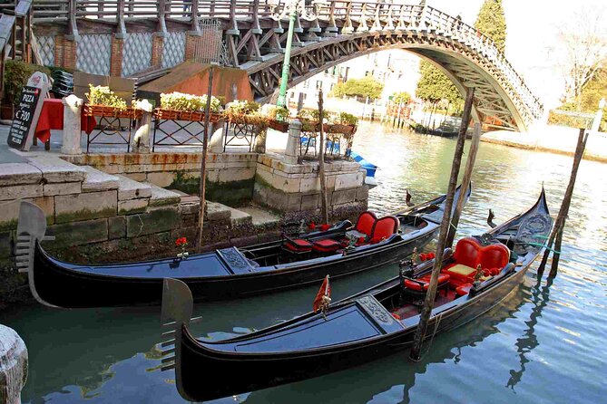 Venice: Enchanting City Walk & Majestic Gondola Glide! - Meeting point near Piazza San Marco, and why arriving early matters