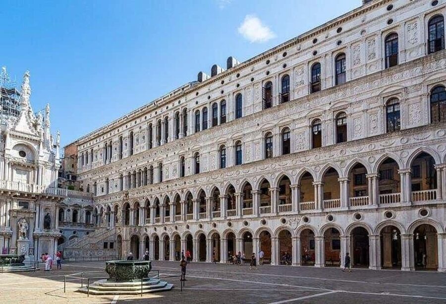 Venice Essential: Doge’s Palace, Prisons & Gondola option - A 2-Hour Highlights Plan Around St Mark’s Square