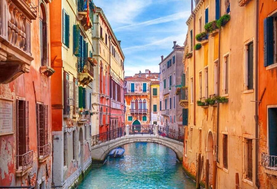 Venice Essential: Doge’s Palace, Prisons & Gondola option - St Mark’s Square Guided Walk, Stories Before You Enter the Palace