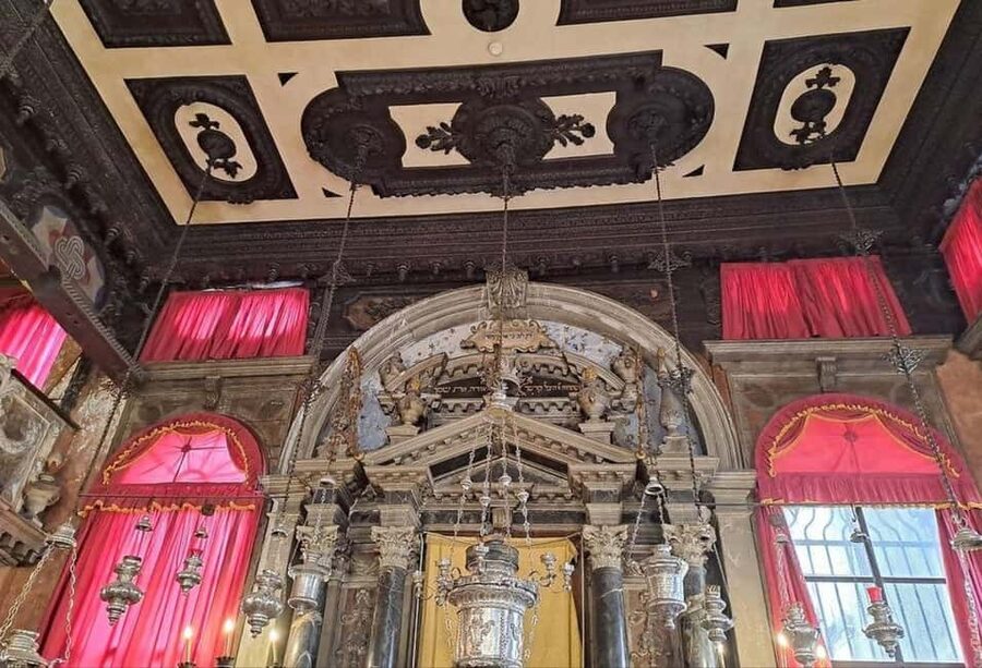 Venice Essential: Doge’s Palace, Prisons & Gondola option - 30-Minute Shared Gondola Ride Through Venice Canals