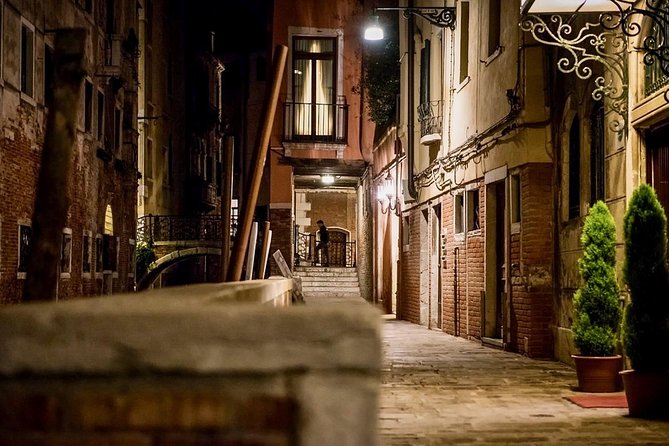 Venice Ghost & Legends Walking City Tour - Listening with headsets: great when it works, annoying when it does not