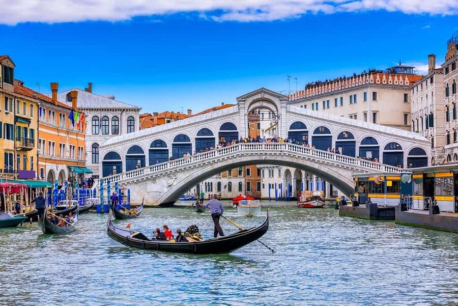 Venice: Gondola Ride Along Grand Canal and Hidden Corners - Small Group vs Private Gondola: Pick the Right Kind of Quiet