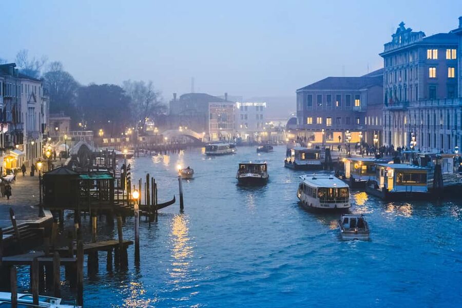 Venice: Gondola Ride under the Bridge of Sighs with Audio Guide App - Where to meet in Venice, and what to look for