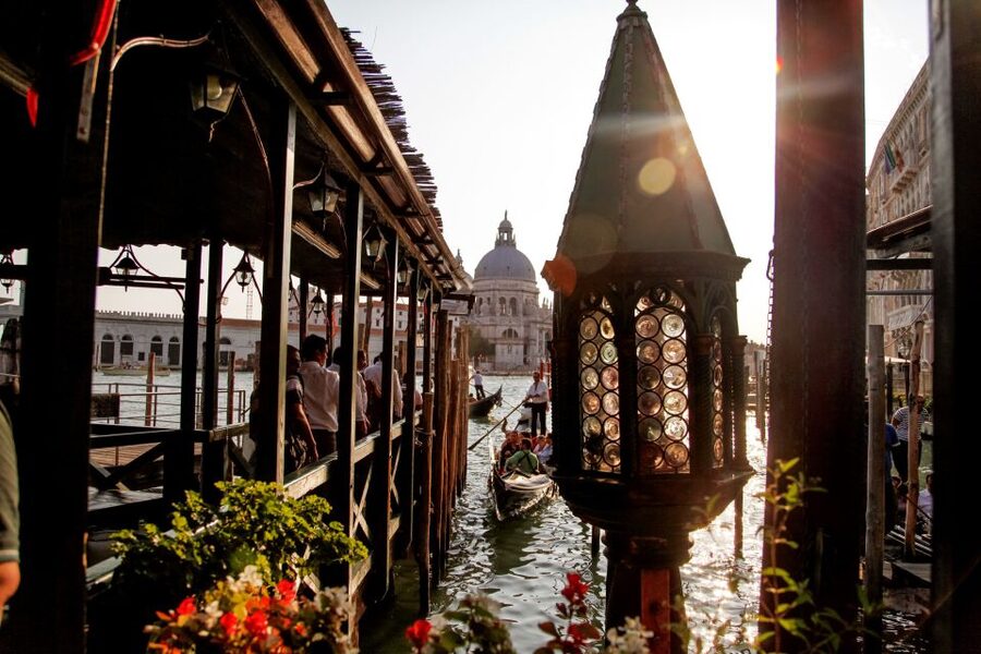 Venice: Gondola Ride with Live Guide or Audio Guide - Gondola ride choices: live guide onboard vs audioguide by app