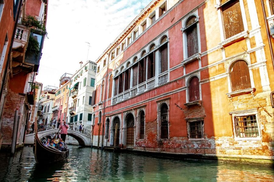 Venice: Gondola Ride with Live Guide or Audio Guide - Should you book this Venice gondola ride with guide or app audioguide?