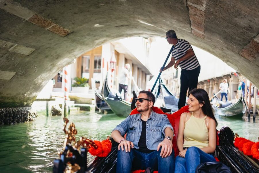 Venice: Grand Canal Gondola Ride with App Commentary - App commentary and audio options, plus what to do about headphones